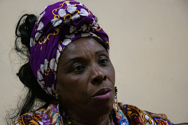 Mujer con turbante morado pensativa