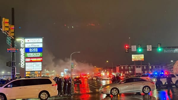 Cruce iluminado con humo y vehículos de emergencia activos