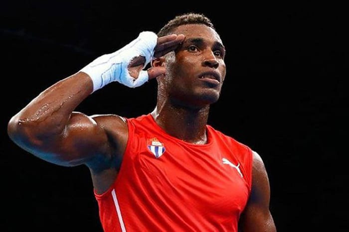 Boxeador saludando durante competencia