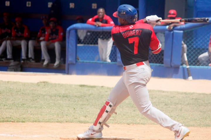 Jugador de béisbol bateando en el campo
