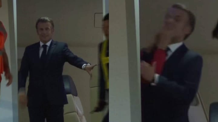 Hombre en traje sonriendo y aplaudiendo en avión