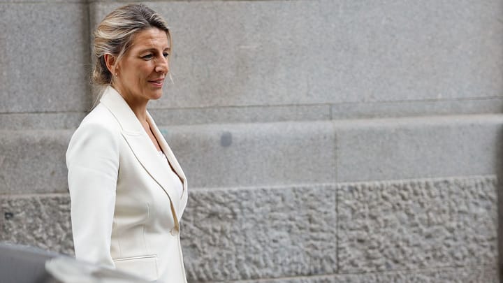 Mujer en traje blanco caminando sonriente