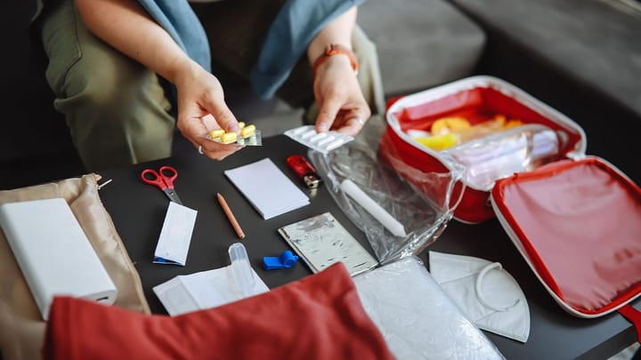 Persona organizando botiquín de emergencia en casa