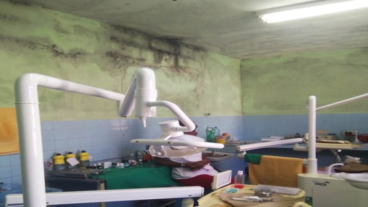 Consultorio dental con equipo médico visible