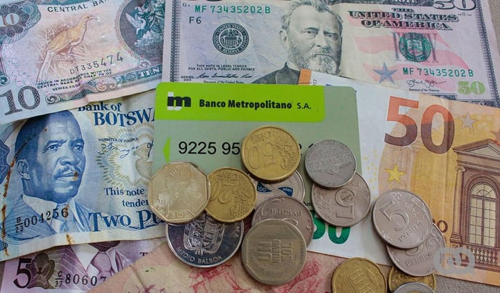 Billetes, monedas y tarjeta de banco metropolitano.