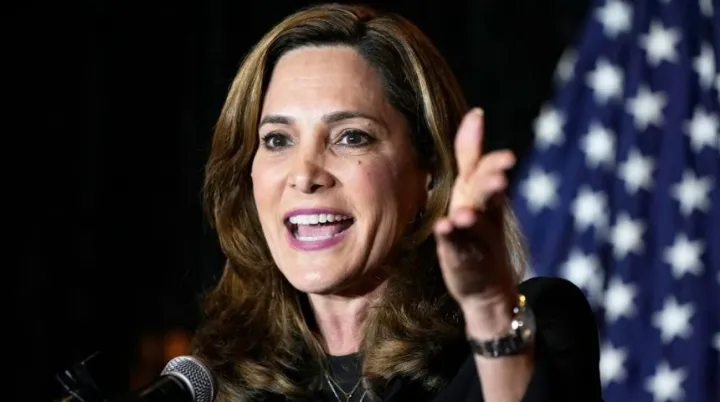 MARÍA ELVIRA SALAZAR DEFIENDE SU GESTIÓN A FAVOR DE INMIGRANTES CUBANOS CON I-220A Y REAFIRMA SU COMPROMISO DE LEGALIZACIÓN