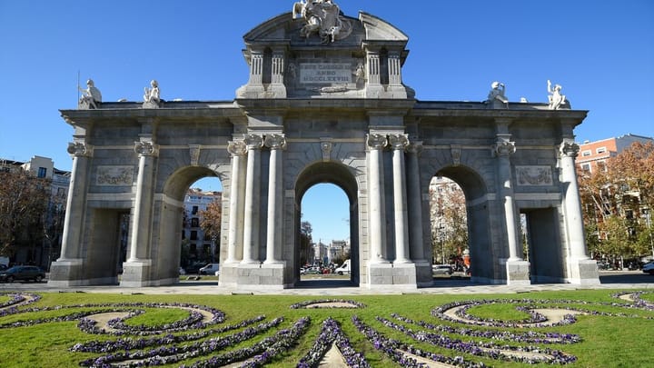 Puerta de Alcalá y jardines florales, Madrid