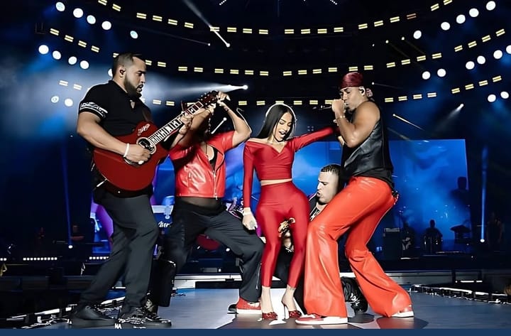 Concierto en vivo con cinco músicos en escenario