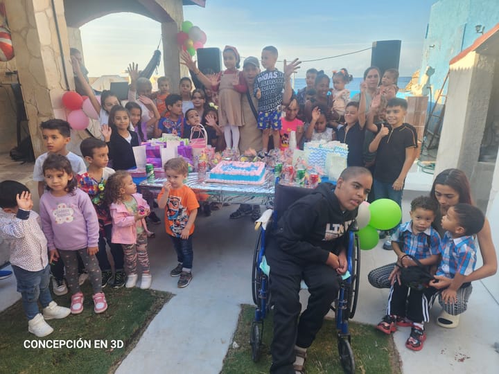Niños celebrando un cumpleaños al aire libre