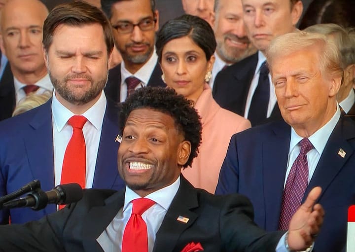 Hombre sonriente hablando en un evento público