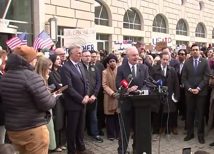 Políticos hablando en conferencia de prensa con público