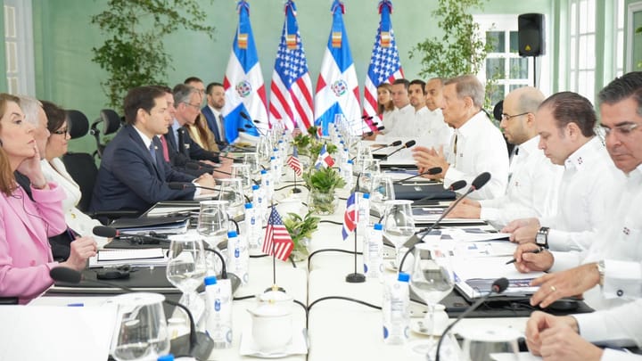 Reunión bilateral con banderas de EE.UU. y Centroamérica