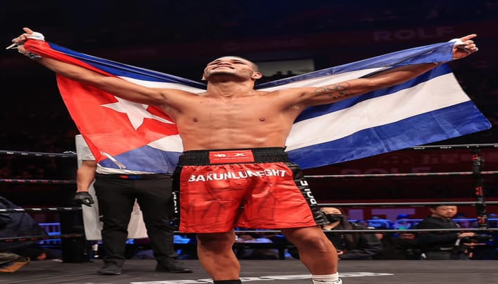 Boxeador celebra victoria con bandera cubana