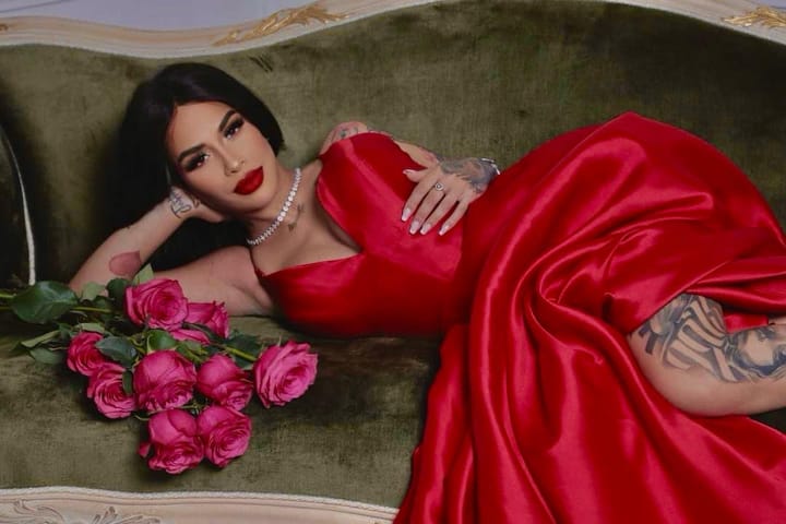 Mujer en sofá con vestido rojo y rosas