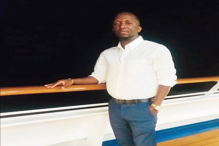 Hombre posando en la barandilla de un barco