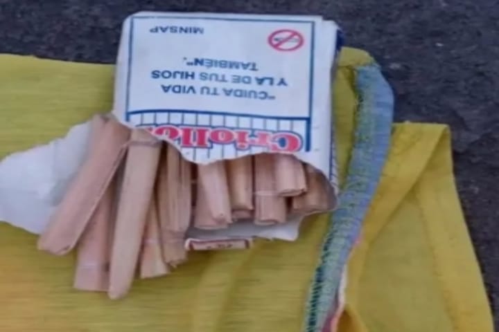 Paquete abierto de hojas de madera en amarillo.