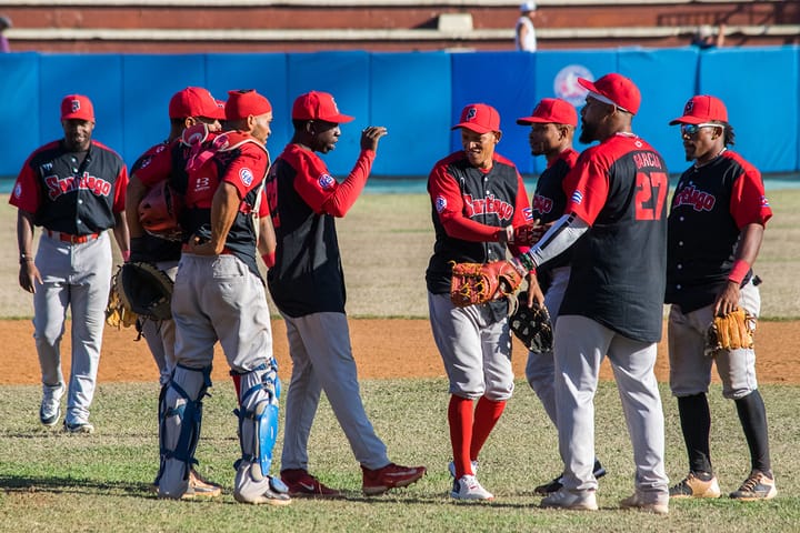 Santiago de Cuba remonta y empata la subserie ante Granma en la Liga Élite del Béisbol Cubano