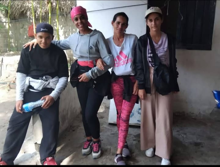 Grupo de personas posando juntas en casa