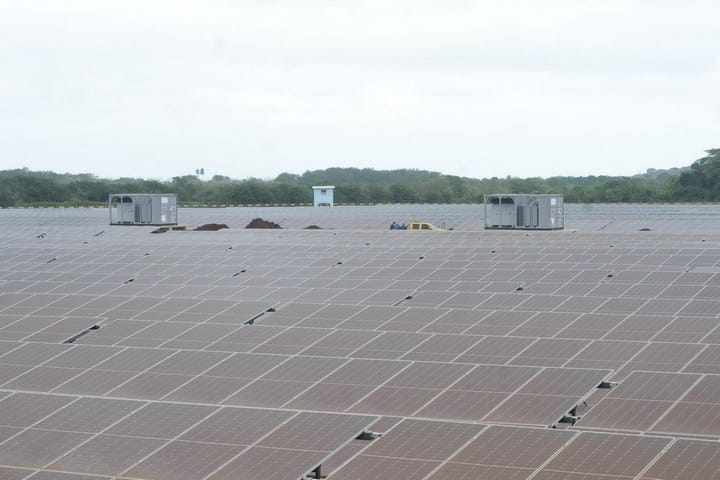 Campo de paneles solares en el campo