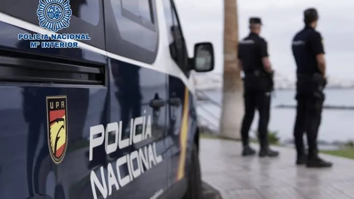 Vehículo y agentes de Policía Nacional en la costa.