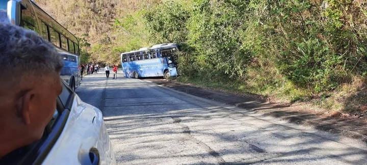 Autobús accidentado en carretera montañosa