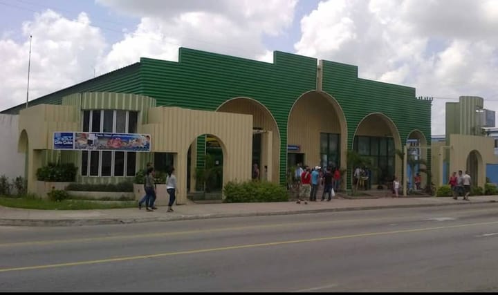 Edificio moderno verde con ventanales grandes