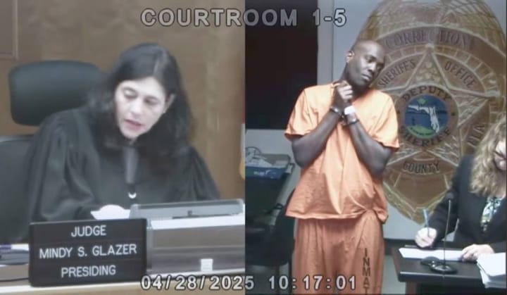 Juicio con juez, acusado y abogada presentes.