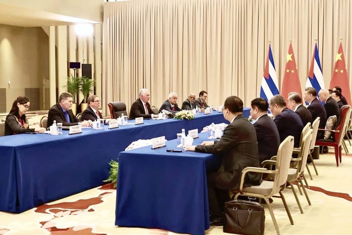 Reunión diplomática intercultural en mesa redonda.