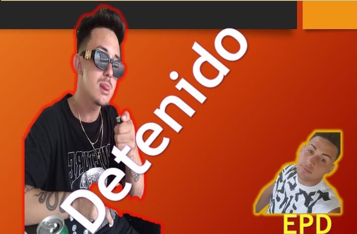 Hombre con gafas y texto detenido