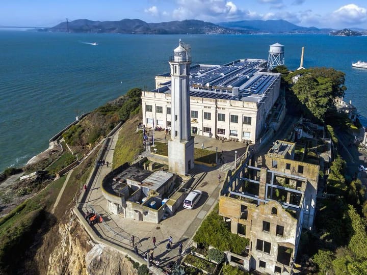 Vista aérea de una isla con edificio histórico