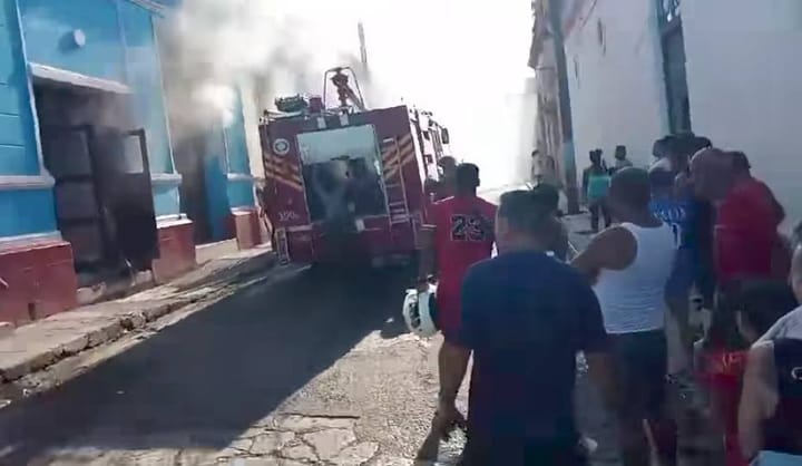 Camión de bomberos en edificio en llamas