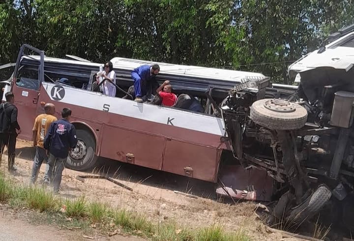 Accidente autobús en carretera con personas alrededor.