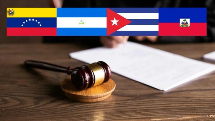 Banderas y mazo judicial en un escritorio