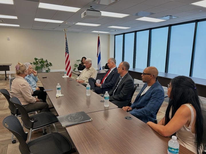 Mario Díaz-Balart se reúne en Doral con expresos políticos cubanos y pide mayor presión internacional sobre La Habana