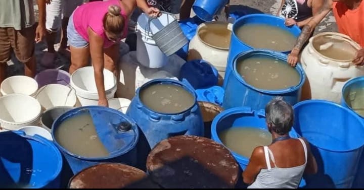 IMÁGENES DESGARRADORAS EN SANTIAGO DE CUBA: POBLADORES RECOGEN AGUA CONTAMINADA PARA SOBREVIVIR