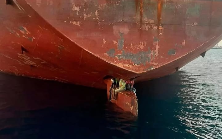 Tres hombres sobreviven 11 días aferrados al timón de un barco desde Nigeria hasta España