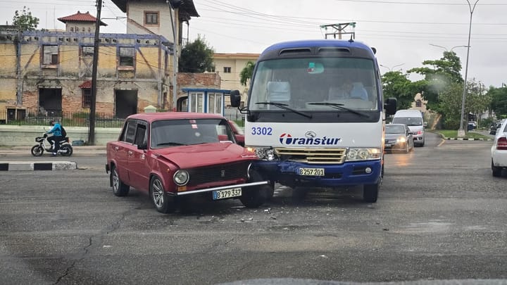 Accidente de tránsito en La Habana por fallo en semáforo durante apagón