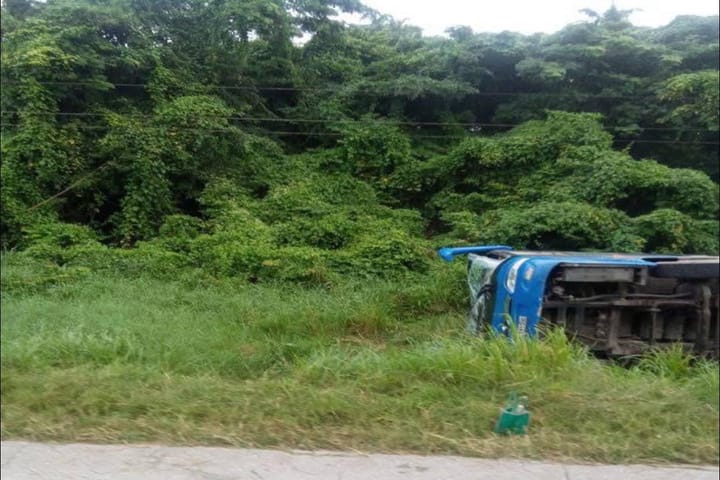 Ómnibus de la Constructora Militar sufre aparatoso vuelco en la carretera norte entre Caibarién y Yaguajay