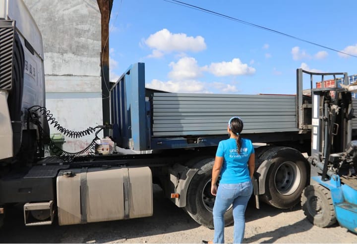 UNICEF envía materiales para reparar techos de escuelas en Santiago de Cuba tras el paso de Melissa