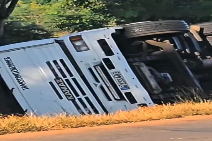 ACCIDENTE EN LA CARRETERA CENTRAL, TRAMO CIEGO DE ÁVILA: CAMIÓN VOLCADO Y REPORTES INICIALES DE DOS PERSONAS AFECTADAS