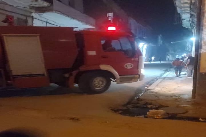 Incendio activo en La Habana Vieja moviliza a residentes y fuerzas de emergencia