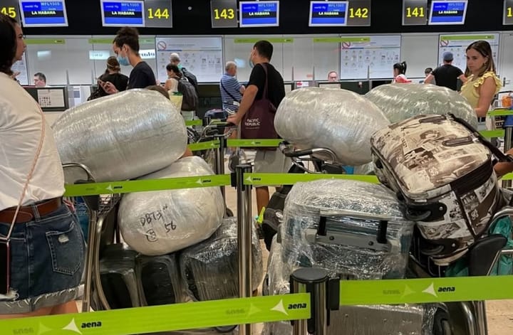 Barajas limita las populares “maletas bolas” en vuelos a Cuba: los viajeros deberán ajustarse a nuevas normas de equipaje