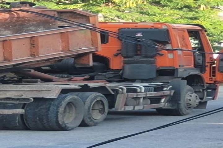 Camión sin identificación tumba cuatro postes de ETECSA en La Víbora y abandona la escena