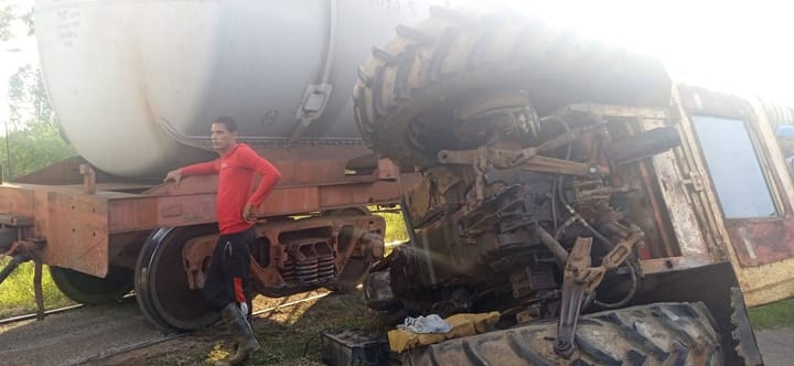 Accidente ferroviario en Artemisa tras colisión entre tren de combustible y un tractor