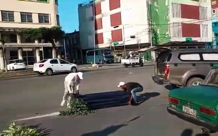 Vuelve a ocurrir en La Habana: un féretro cae de un carro fúnebre en plena vía pública