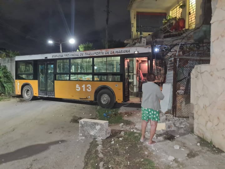 Ómnibus articulado impacta contra una vivienda en La Habana durante la madrugada
