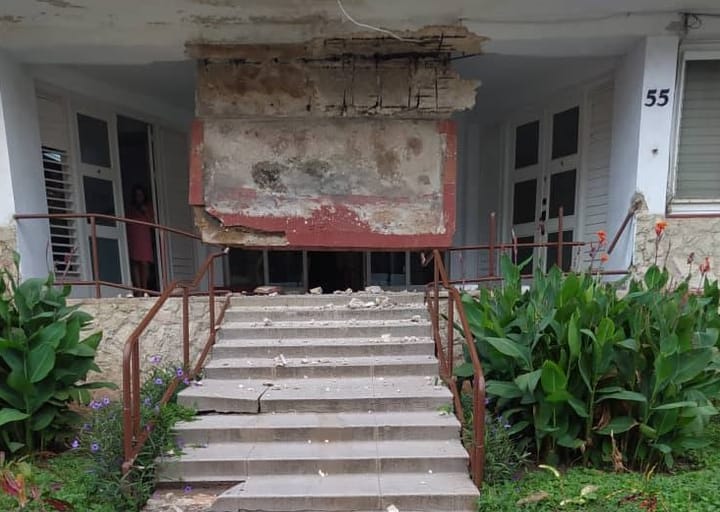 Derrumbe parcial en edificio de El Vedado obliga a labores de apuntalamiento preventivo