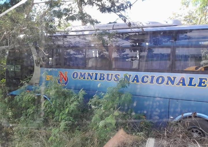 Accidente de tránsito en la Autopista de Santiago de Cuba involucra a ómnibus nacional y camioneta