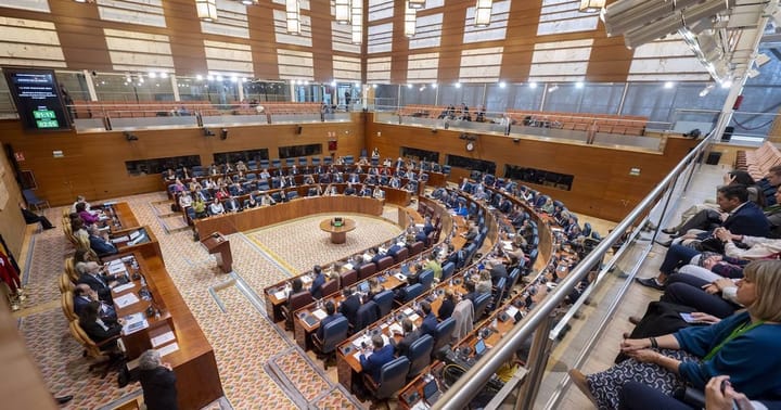 Sesión parlamentaria en asamblea legislativa española.