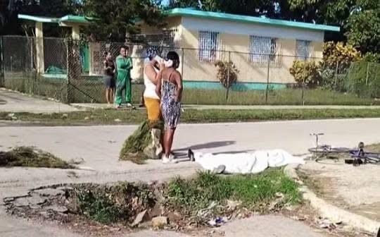 Muere un ciclista tras caer en un hueco de la vía pública; denuncian deterioro vial